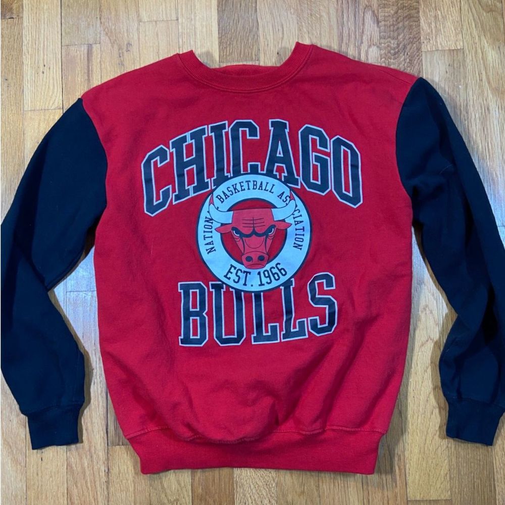 NBA Chicago Bulls Women's XS Colorblock Graphic Long Sleeve Sweatshirt